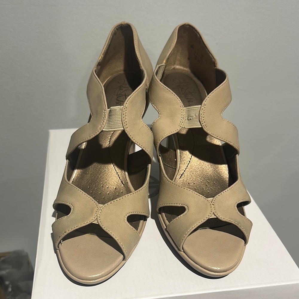 Life Stride Tan Open-Toe Heels
